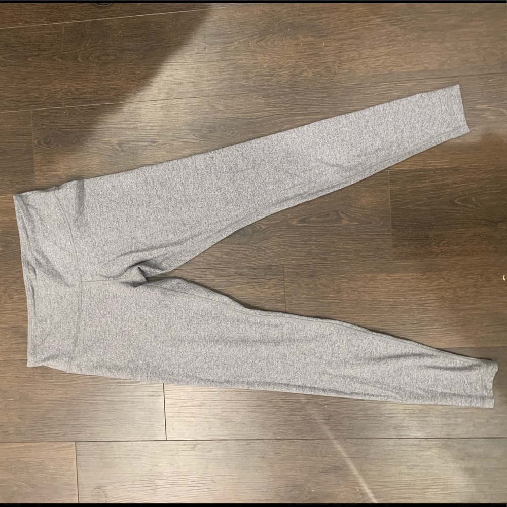 Light grey Lululemon leggings wunder under